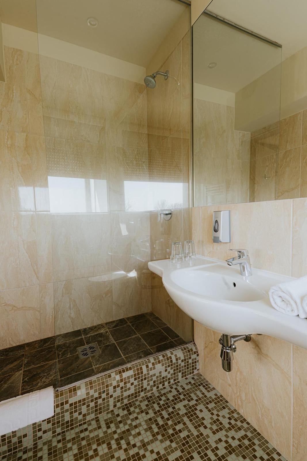 Aqua Hotel Gyula Dış mekan fotoğraf
